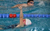 Uczniowie w Chełmku nauczą się pływać. Rozpoczął się małopolski program "Już pływam" [ZDJĘCIA]