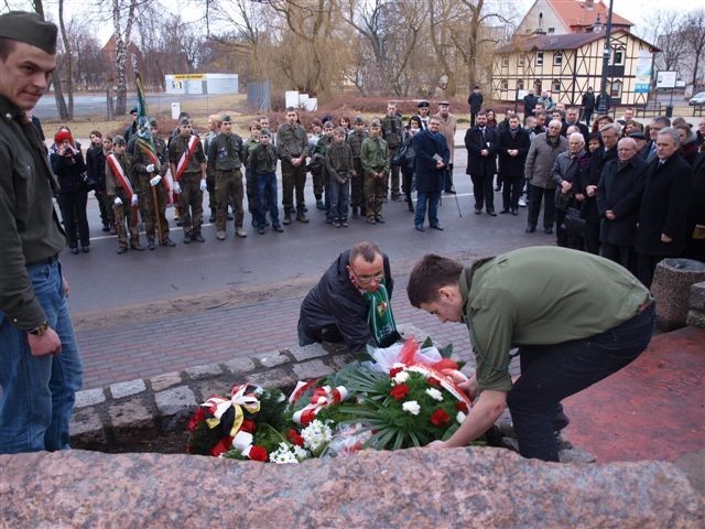 Malbork: Dzień Żołnierzy Wyklętych. Pamiątkowa tablica na skwerze i konferencja historyczna