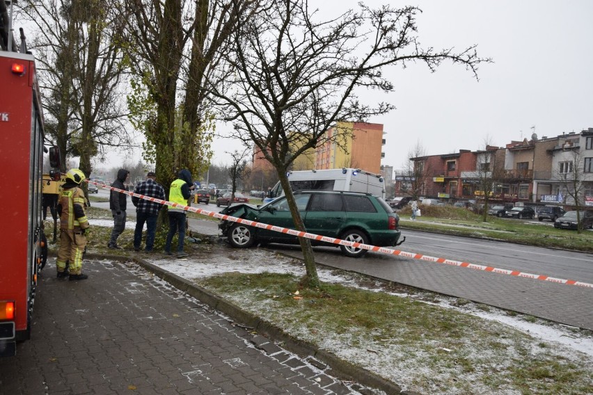 Samochód wjechał w ludzi stojących na chodniku w Starogardzie Gdańskim ZDJĘCIA