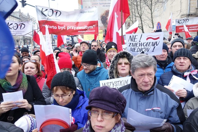 Uczestnicy manifestacji zgromadzili się przed budynkiem TVP przy ul. Narutowicza