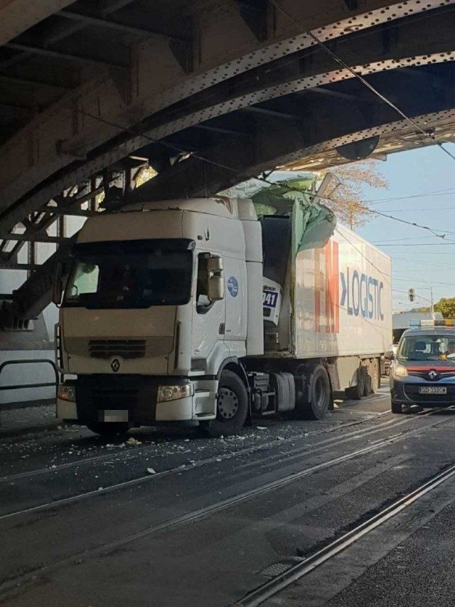 Ciężarówka utknęła pod wiaduktem przy ul. Hallera w Gdańsku 2.10.2018