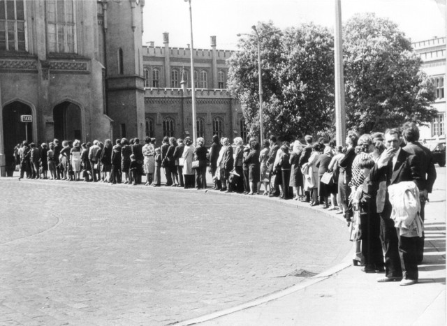 Lata 70, postój taxi przed dworcem głównym