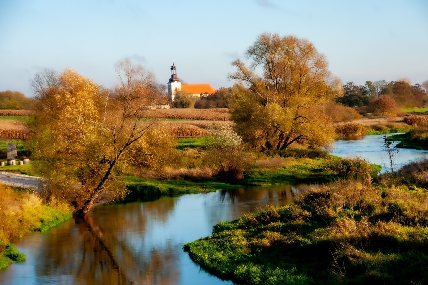 Zdjęcia jak malowane! Rzeka Prosna skąpana w jesiennych barwach. Fotografie Szymona Furmankiewicza zachwycają. Zobacz wyjątkową paletę barw