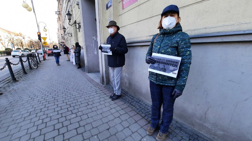 Protest KOD w Kaliszu. Przyszli wesprzeć sędziów niezależnych. ZDJĘCIA