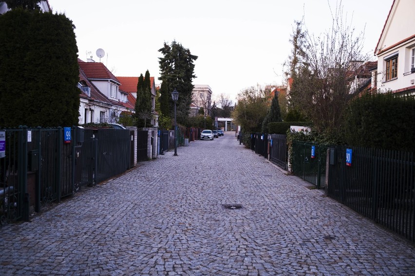 Ulica Płatnicza, Warszawa. Przedwojenne wille, zabytkowe latarnie gazowe, brukowana nawierzchnia. Wybierzcie się tam na romantyczny spacer