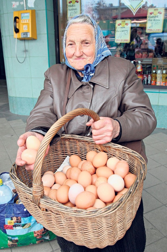 Zofia Szymańska jajka z własnego gospodarstwa pod Rogowem sprzedaje po 10 zł za mendel, czyli po ok. 66 gr za sztukę.