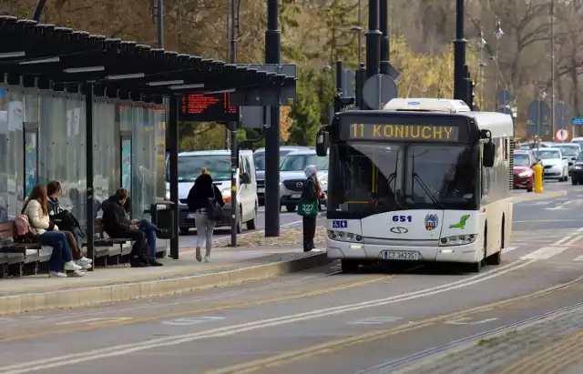W poniedziałek i środę 1 i 3 maja autobusy i tramwaje kursować w Toruniu będą według niedzielnych i świątecznych rozkładów jazdy, we wtorek 2 maja - według sobotnich