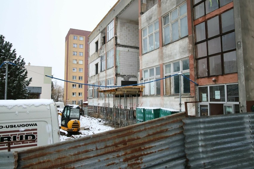 W dawnej szkole w Kielcach powstają miejskie mieszkania. Będą ładne i duże. Zobacz zdjęcia