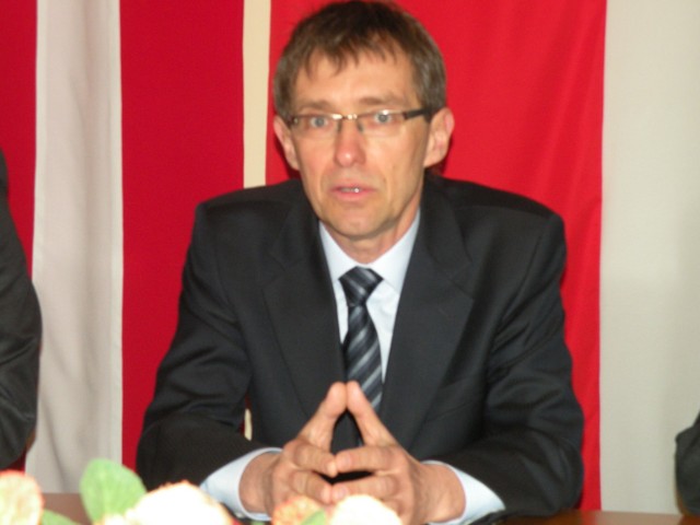 Naszemu powiatowi powinni przewodzić ludzie o nieskażonej reputacji - mówi radny ZG - Krzysztof Ostrowski.
