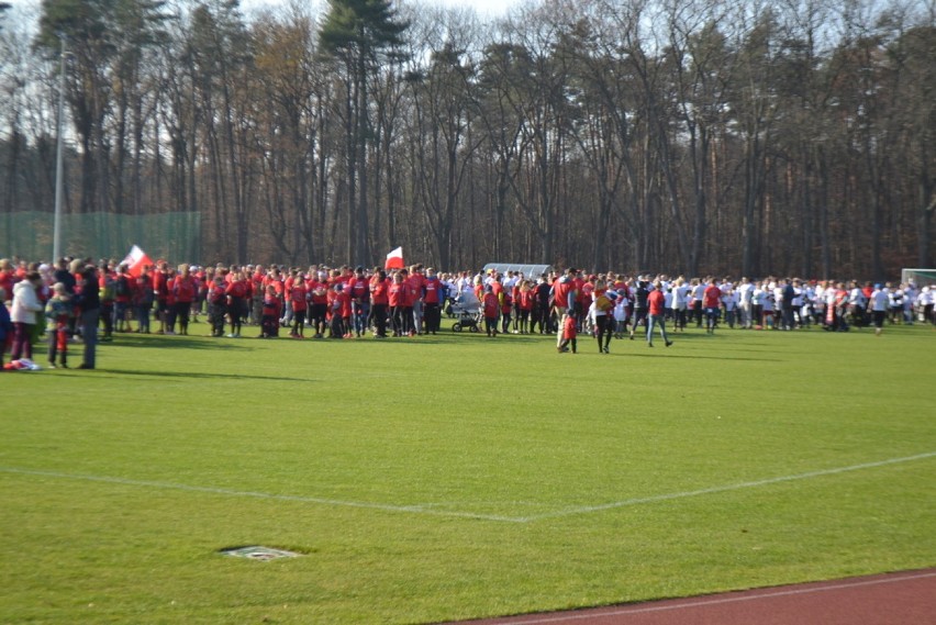 Na murawie Stadionu Miejskiego w Lublińcu powstał napis 1918 - 2018, zbudowany z uczestników XIII Biegu Niepodległości ZDJĘCIA