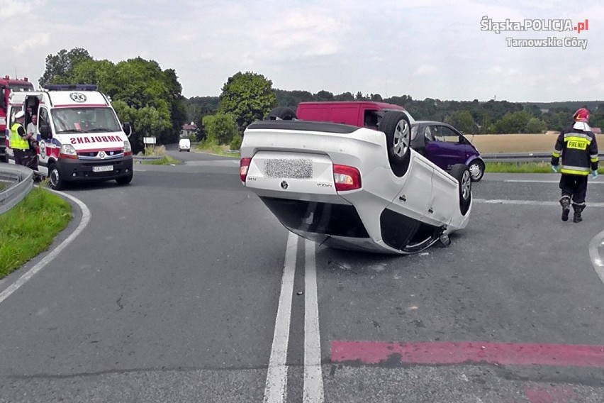 Wypadek w Boniowicach. Ranny kierowca smarta, skoda na dachu