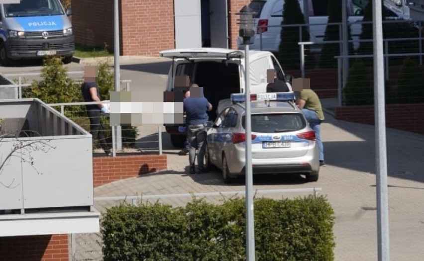 Dwa ciała znaleziono w mieszkaniu na Maślicach we Wrocławiu. Co tam się stało?