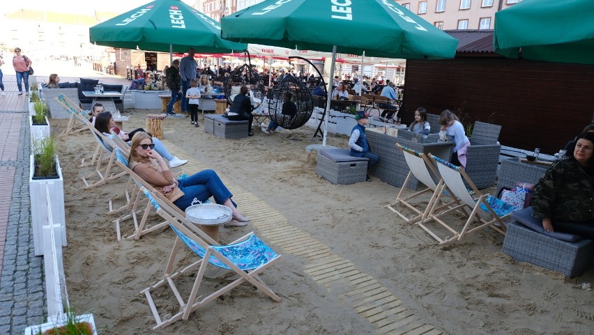 Plaża kawiarni „W Lufcie” już działa na bytomskim Rynku....