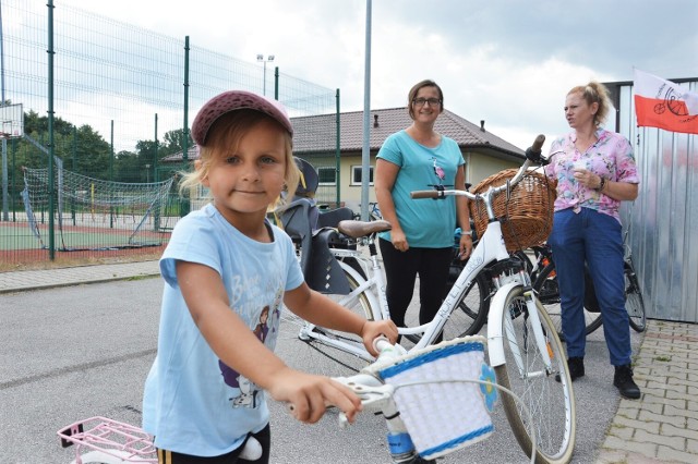 Akcja rowerowo-kwiatowo w Wolborzu. Mieszkańcy siali łąkę kwietną i uruchomili stację naprawy rowerów ZDJĘCIA