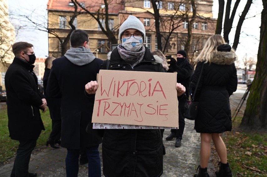 Na dziewczynę przed komendą policji czekała grupa...