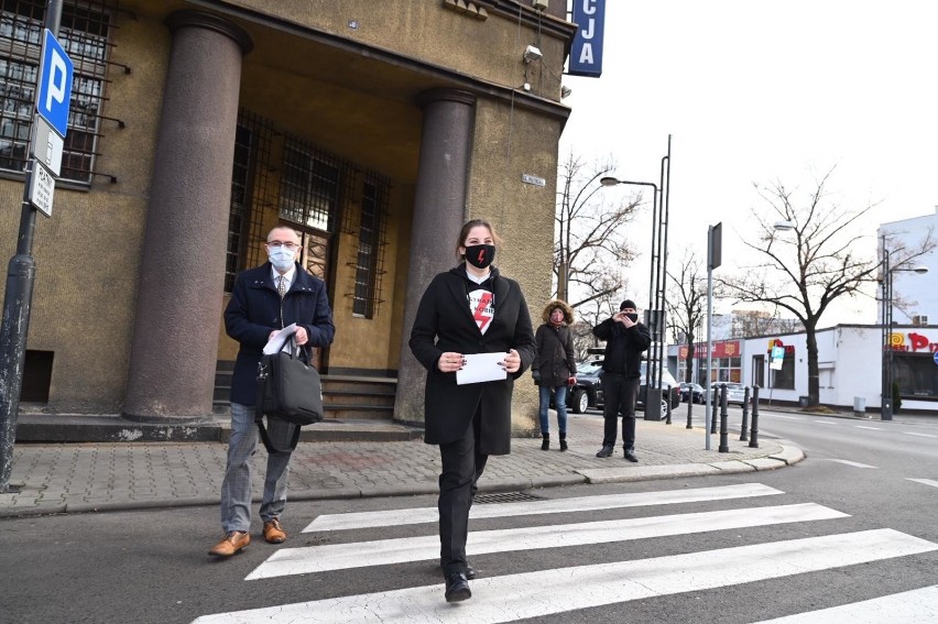 Na dziewczynę przed komendą policji czekała grupa...