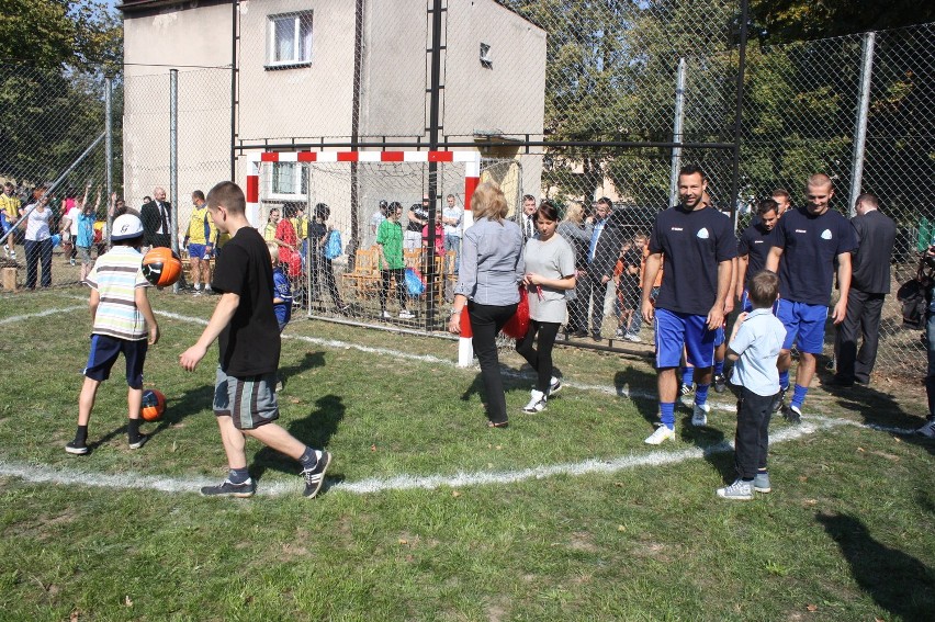 Piłkarze Ruchu Chorzów otworzyli boisko przy Ośrodku Usług Opiekuńczo-Wychowawczych w Zawierciu