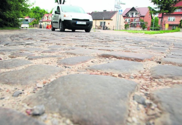 Na pofalowaną nawierzchnię narzekają kierowcy. Codzienna jazda tą drogą na pewno nie wpływa dobrze na podwozie.