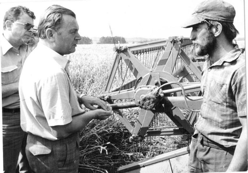 Premier Zbigniew Messner podczas wizyty w PGR Głubczyce.