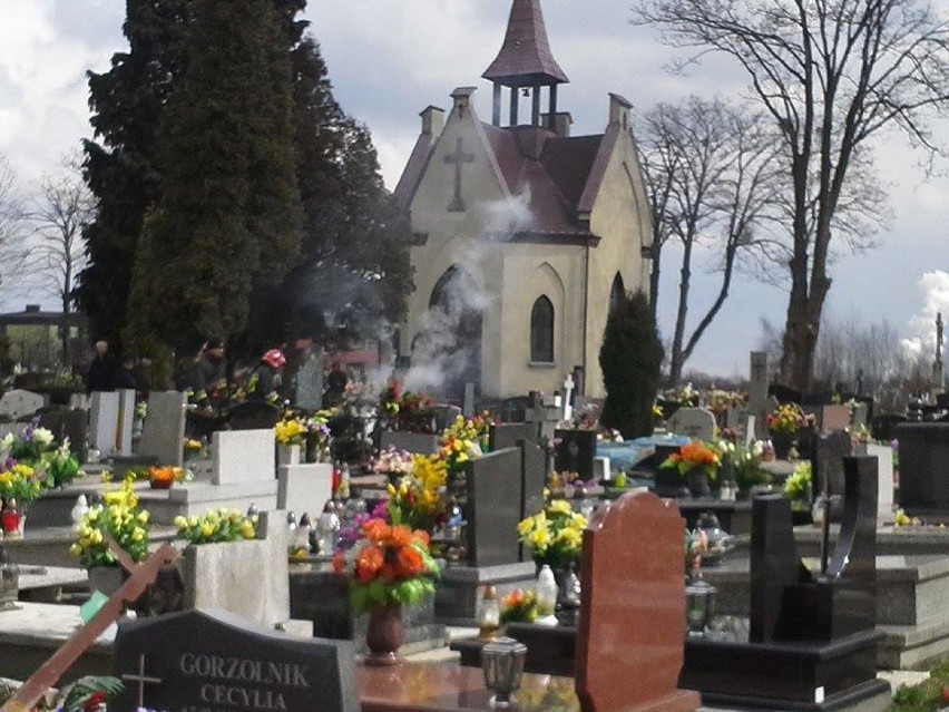 Na cmentarzu palił się śmietnik