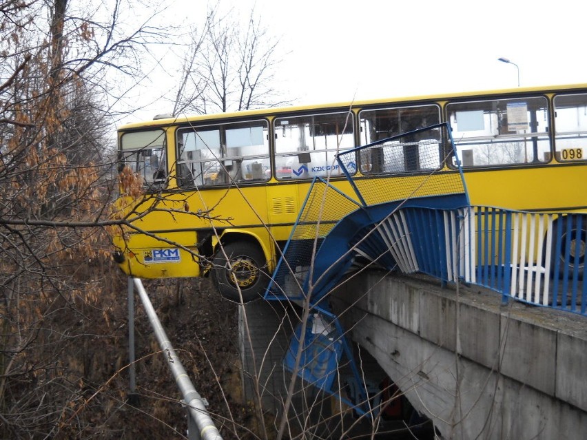 Wypadek autobusów 77 i 788 w Mysłowicach na ul. Brzezińskiej, są ranni [ZDJĘCIA]