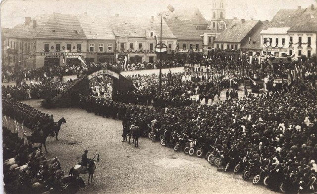 Na zdjęciu uroczystość z okazji przyłączenia Wodzisławia Śl. do Polski w 1922 roku. Dawniej większość uroczystości odbywało się na rynku