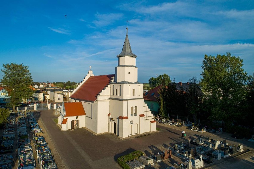 Czasy cystersów pamięta też późnobarokowy kościół pw. św....