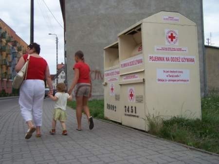 W Chojnicach ustawione są nie tylko pojemniki Caritasu, ale także Polskiego Czerwonego Krzyża - jak te przy ul. 31 Stycznia.