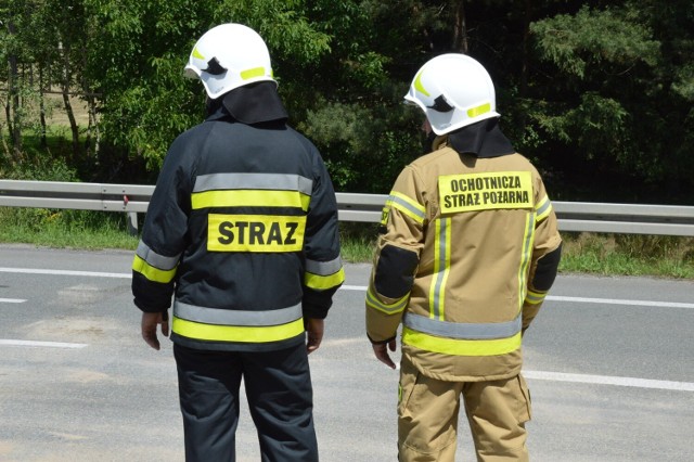 W Porębie Spytkowskiej motocyklista najechał na tył poprzedzającego go samochodu, a w Jurkowie do podobnego zderzenia doszło z udziałem dwóch aut, 23.06.2022 (zdjęcie ilustracyjne)