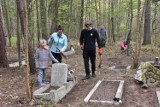 Społeczna akcja sprzątania starego cmentarza w Osowie Leśnym ZDJĘCIA 