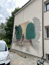 Trwa malowanie muralu na ścianie domu katechetycznego w Dąbrowie Białostockiego. Będzie tam wizerunek Sługi Bożego  