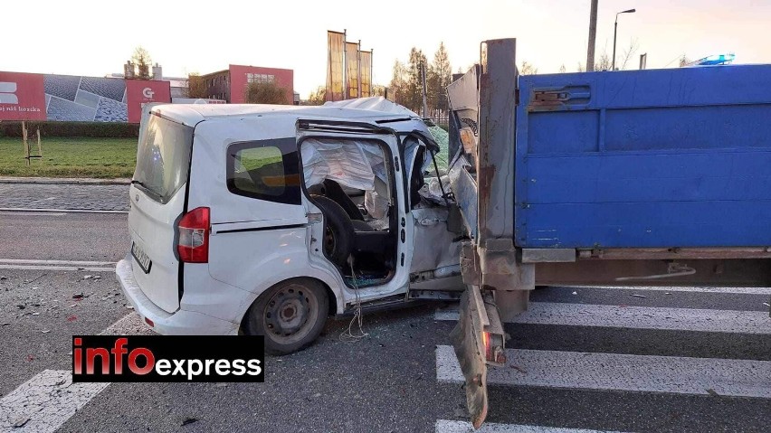 Straszny wypadek na DK46 w Lisowie. Samochód wbił się w przyczepę! Droga została zablokowana