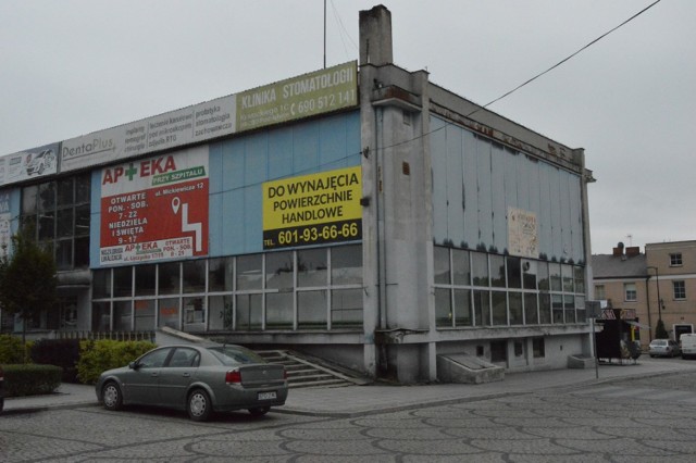 Handlowiec zniknie z centrum Poddębic. Szpecącego budynku pozbędzie się miasto