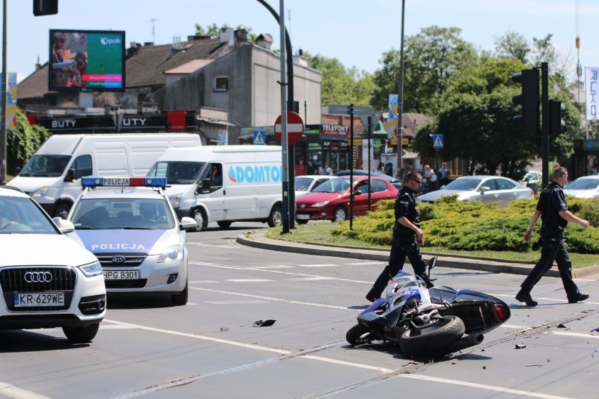 Kraków. Wypadek motocyklisty na rondzie Matecznego [ZDJĘCIA]