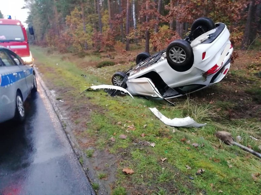 Wypadek na trasie Budzyń - Wągrowiec. Samochód zderzył się z dzikiem i dachował. Jedna osoba w szpitalu