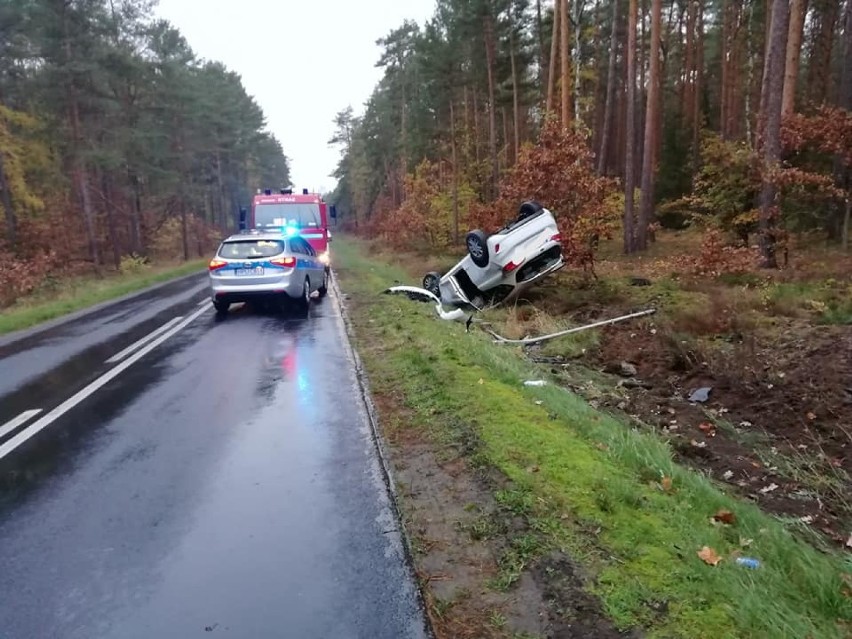 Wypadek na trasie Budzyń - Wągrowiec. Samochód zderzył się z dzikiem i dachował. Jedna osoba w szpitalu
