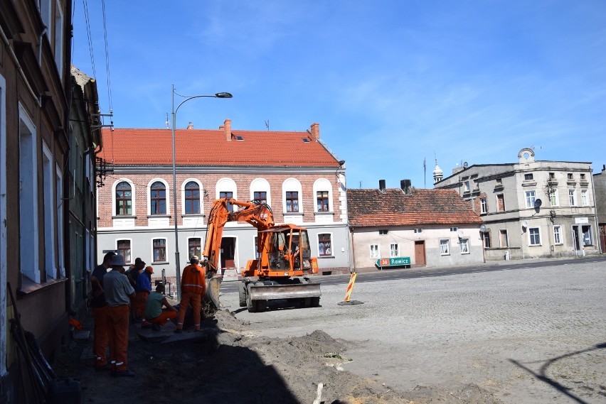 Ruszył remont chodnika na południowej pierzei Rynku w Kobylinie [ZDJĘCIA]