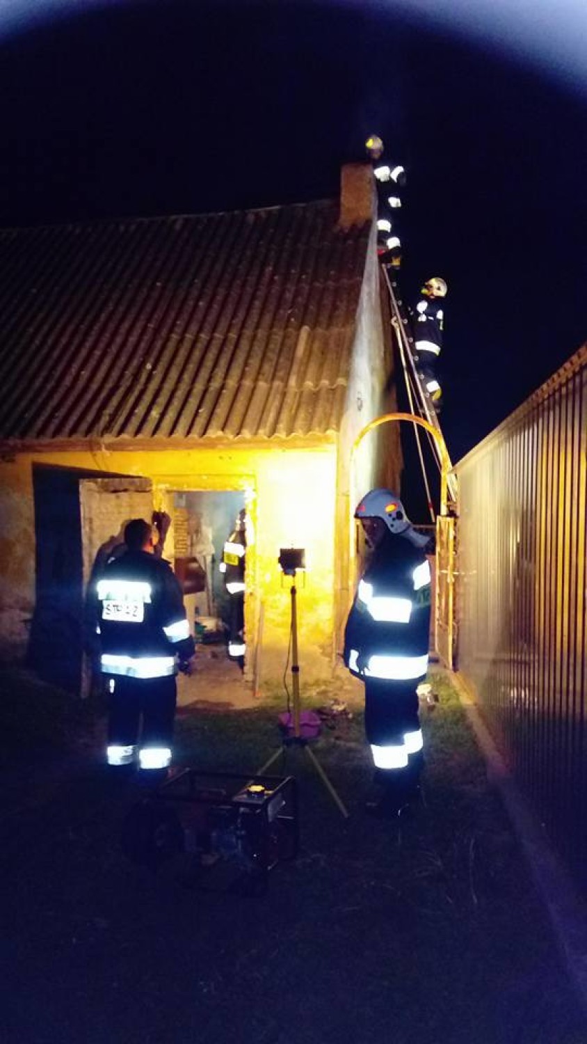 Pożar sadzy w kominie w gminie Wapno.  Na miejsce wysłano miejscową jednostkę OSP