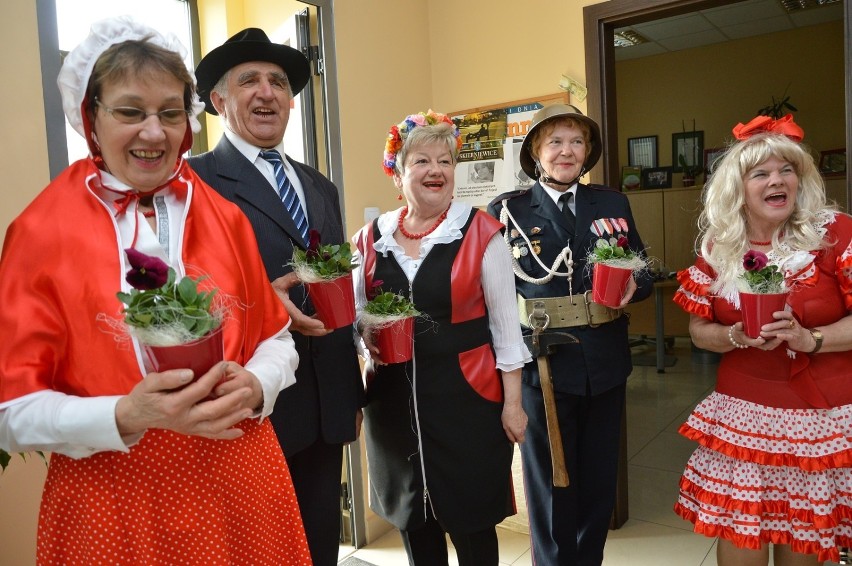 Seniorzy w Skierniewicach świętują nadejście wiosny [FILM]