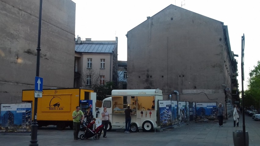 Kraków. Food trucki zaparkowały pod samym Wawelem. Przejmują wolny plac