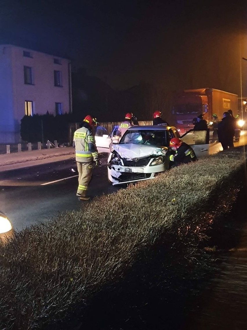 Wypadek w Kętach na drodze krajowej 52 z udziałem dwóch samochodów