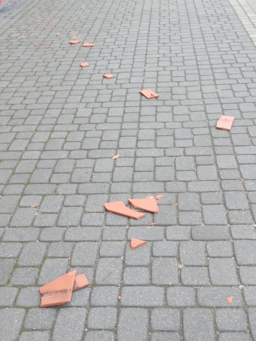 - Na chodniku przy ulicy Barbary rozbiły się dachówki -...