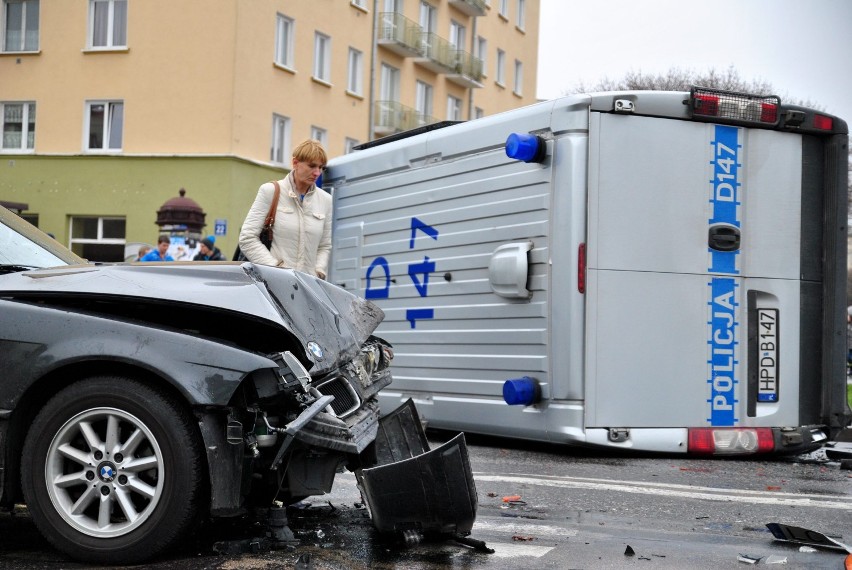 Wypadek radiowozu na Al. Racławickich. Pięć osób rannych, w...