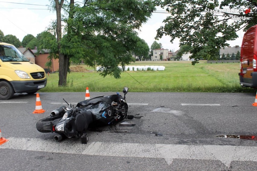 Wypadek w Mikołowie: Osobówka nie ustąpiła pierwszeństwa motocykliście, ranny 25-latek [ZDJĘCIA]