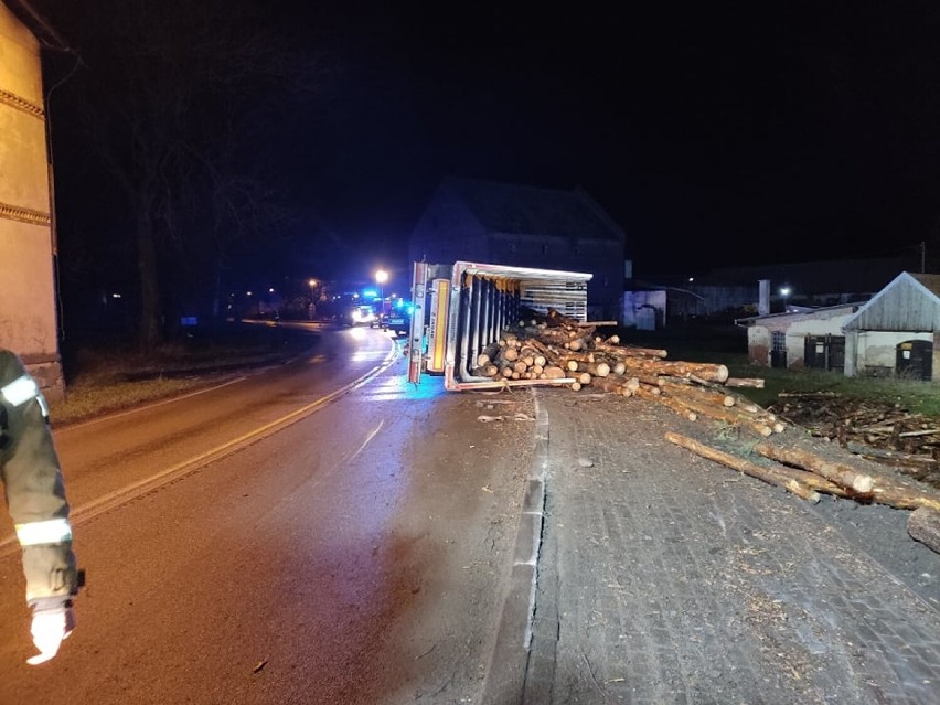 W Radzyniu Chełmińskim przewróciła się ciężarówka z drewnem