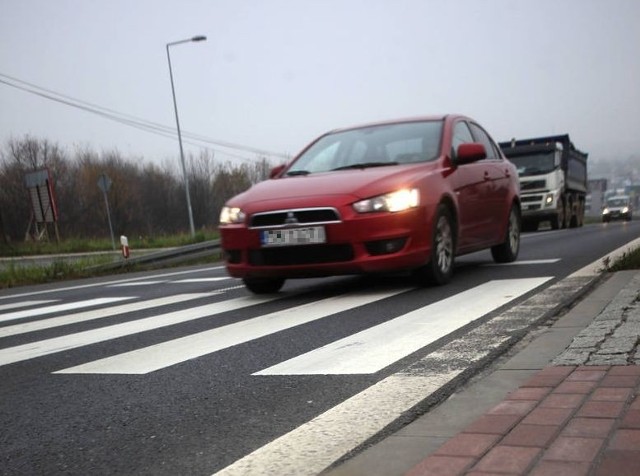 To niejedyna gmina, która ma taki problem. Równie źle jest kilka kilometrów dalej, w Jaworniku (pow. myślenicki). Kiedy wydawało się już, że tamtejsi mieszkańcy wygrali batalię o kładkę, pojawiły się problemy.

Krzysztof Nalewajko z GDDKiA oświadczył nam wczoraj, że "na zakopiance w Jaworniku, gdzie w ub. roku zginął pieszy, powstanie kładka. Trwają procedury związane z rozstrzygnięciem przetargu".