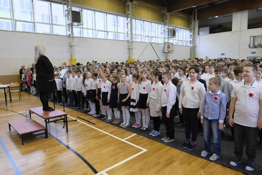 777 uczniów i około 40 nauczycieli śpiewało dziś (6.03) na...