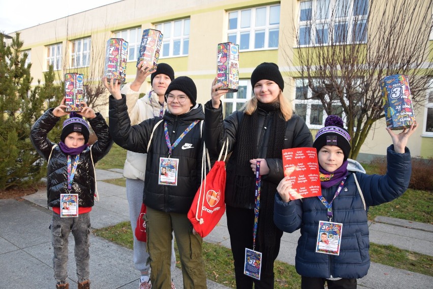 WOŚP 2023 w Sieradzu. Sztab przy Szkole Podstawowej nr 1 gra od samego rana. Kwestuje 90 wolontariuszy ZDJĘCIA