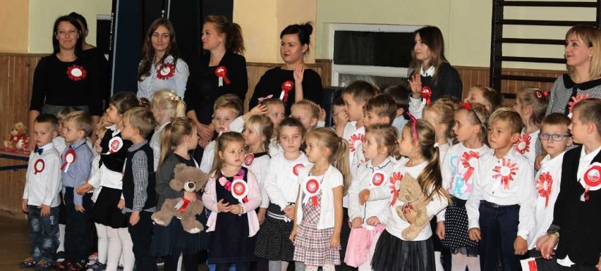 100-lecie odzyskania niepodległości, Mieroszyno:  Zespołu Szkolno – Przedszkolny świętował 11 listopada i zaśpiewał wspólnie hymn | ZDJĘCIA