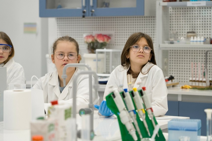 W Podkarpackim Centrum Nauki "Łukasiewicz" dzieci badały zawartość witaminy C w produktach spożywczych [WIDEO]